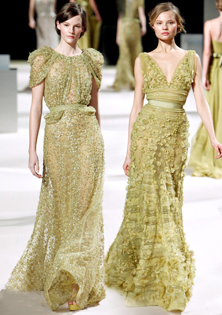 Váy đính đá cầu kỳ của Elie Saab phù hợp với không khí Giáng sinh.
