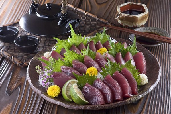 Cá ngừ tươi đôi khi có thể có chứa chất độc scombroid, gây bệnh scombroid