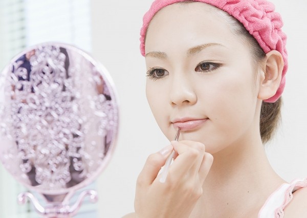 Mổ xẻ tác hại của việc sử dụng son dưỡng kém chất lượng 2