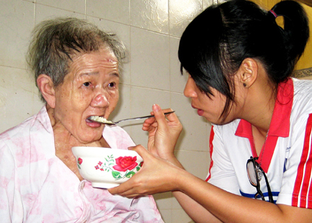 Chăm s&oacute;c người bị l&uacute; lẫn 1