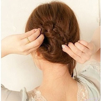 buoc51jpg1369360578 2 kiểu tóc đẹp dành cho bạn tham khảo trong ngày hè