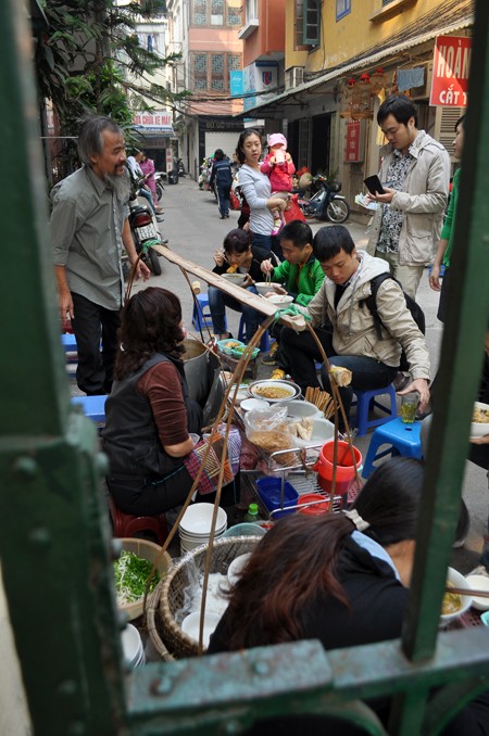Những quán bún, miến trong ngõ hẻm vẫn đắt khách 3 Những quán bún, miến trong ngõ hẻm vẫn đắt khách 3