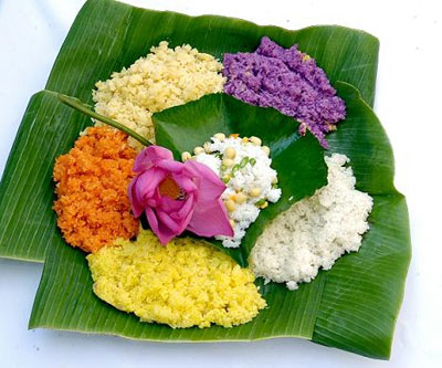 Trổ tài làm xôi ngũ sắc thơm ngon, đẹp mắt Xôi ngũ sắc là một món ăn ngon, sặc sỡ màu sắc của người dân tộc Thái. Miếng xôi dẻo quánh, có vị béo gậy của gạo nếp sẽ hấp dẫn bạn ngay từ lần đầu nhìn thấy và thưởng thực. Chỉ cần kỳ công hơn so với cách nấu xôi trắng thường ngày một chút, bạn sẽ có một món ăn vô cùng thú vị. Hãy cùng làm thử nhé!