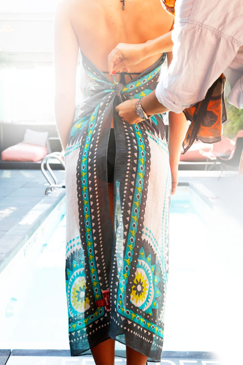 Dạo biển th&ecirc;m cuốn h&uacute;t với 4 kiểu thắt sarong cơ bản 16