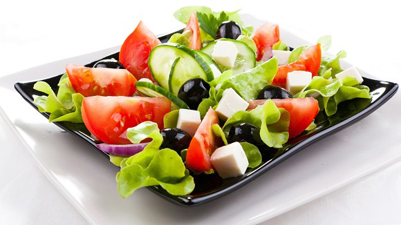 Làm salad Hy Lạp mát lành chỉ 2 bước đơn giản