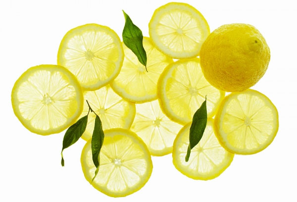 Tính năng chống khuẩn và diệt vi-rút của chanh sẽ thúc đẩy quá trình lành da khi miệng bị viêm loét.