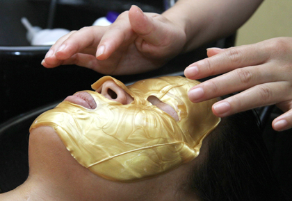 Đắp mặt nạ vàng collagen giá “bèo”: Thêm vi khuẩn cho da