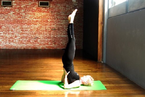 6 tư thế Yoga kéo dãn giúp bạn trẻ mãi