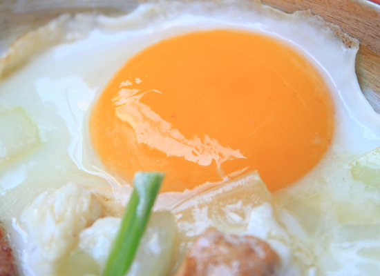 Phần ăn hấp dẫn với nhiều nguyên liệu như: trứng ốp la.