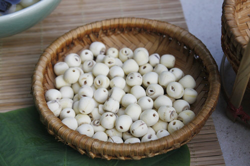 Hạt sen khô rửa sạch. Nếu dùng sen tươi thì bỏ tâm sen.